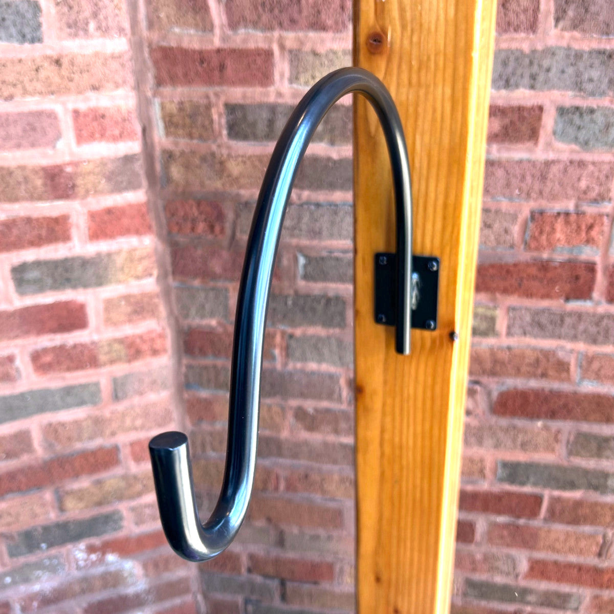 Erva screw mount hanger detail