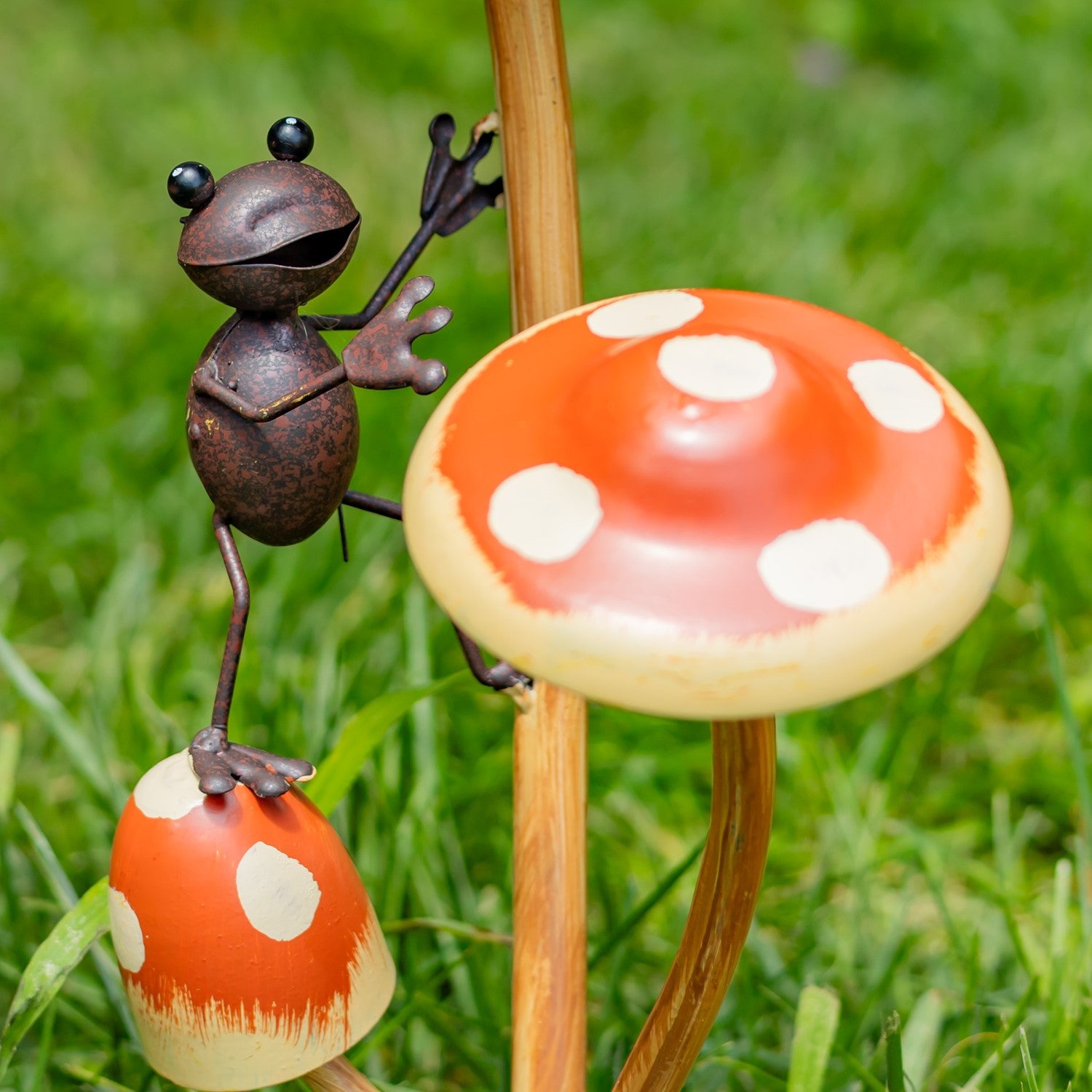 Zaer friendly frog iron mushroom garden stake, detail view