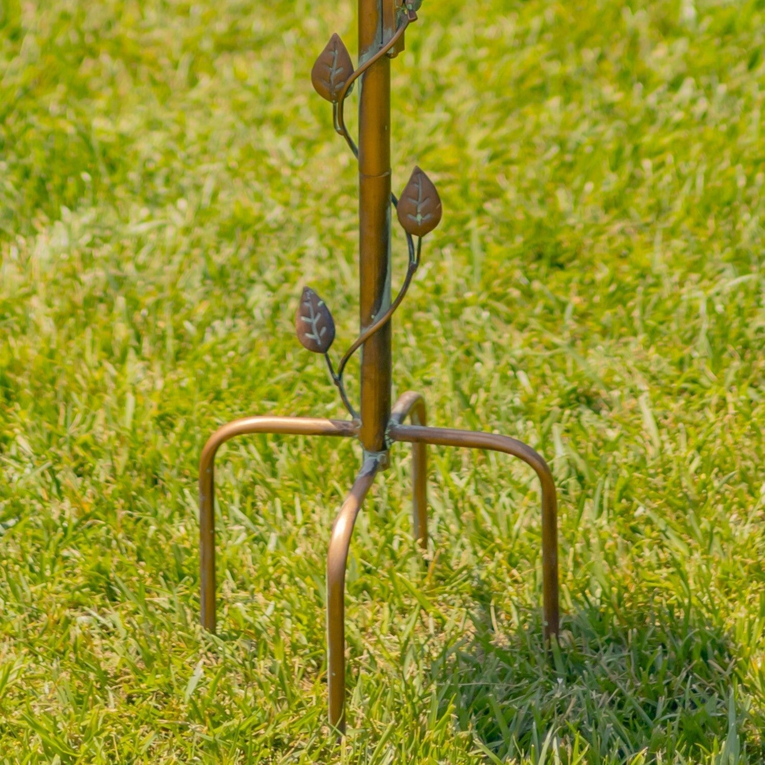Zaer Camellia birdbath garden stake, detail view